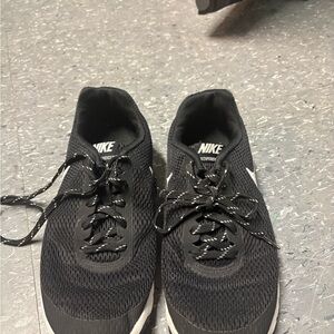 Nike women’s black sneakers